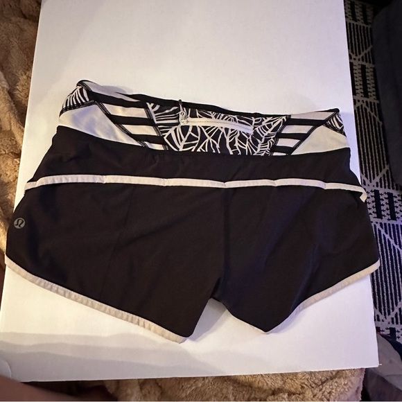 Lululemon Speed Short 2.5 Black Angel Wing Black White size 8 - Picture 7 of 7